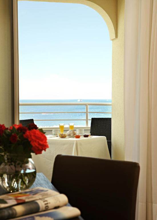 Mediterraneo Hotel & Suites Cattolica Kültér fotó
