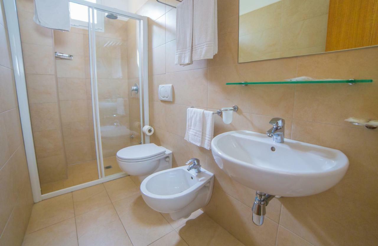 Mediterraneo Hotel & Suites Cattolica Kültér fotó