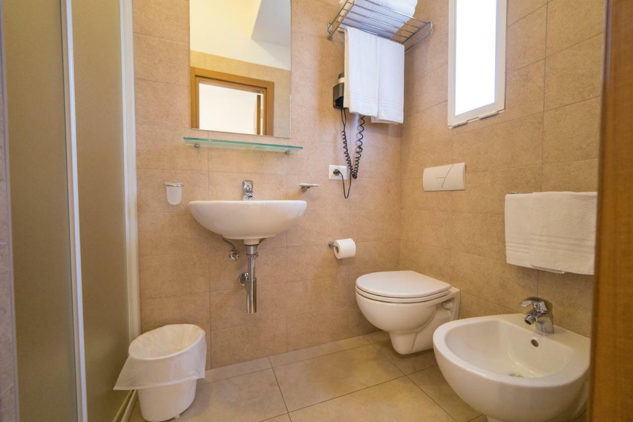 Mediterraneo Hotel & Suites Cattolica Kültér fotó