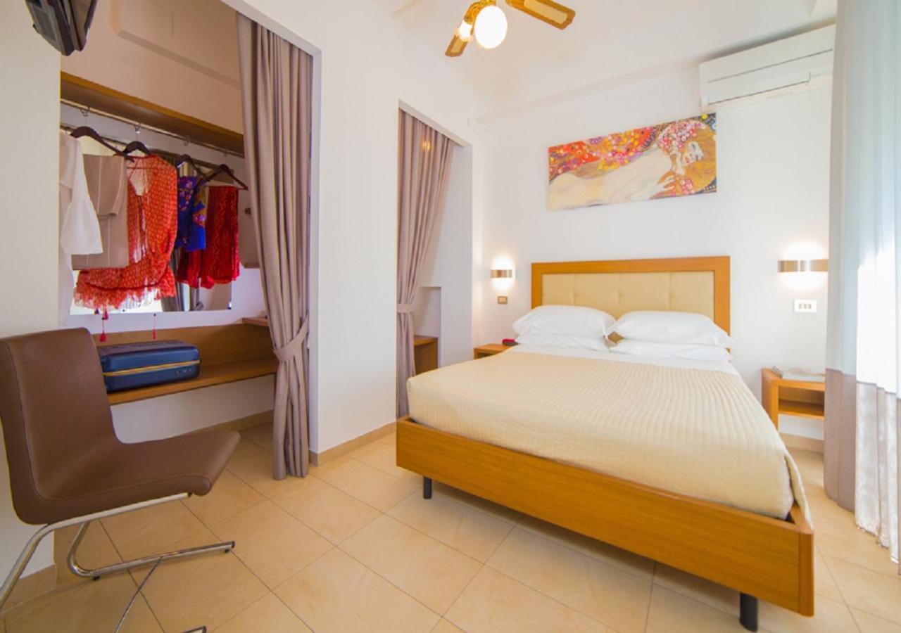 Mediterraneo Hotel & Suites Cattolica Kültér fotó