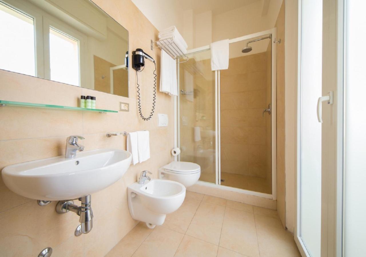 Mediterraneo Hotel & Suites Cattolica Kültér fotó