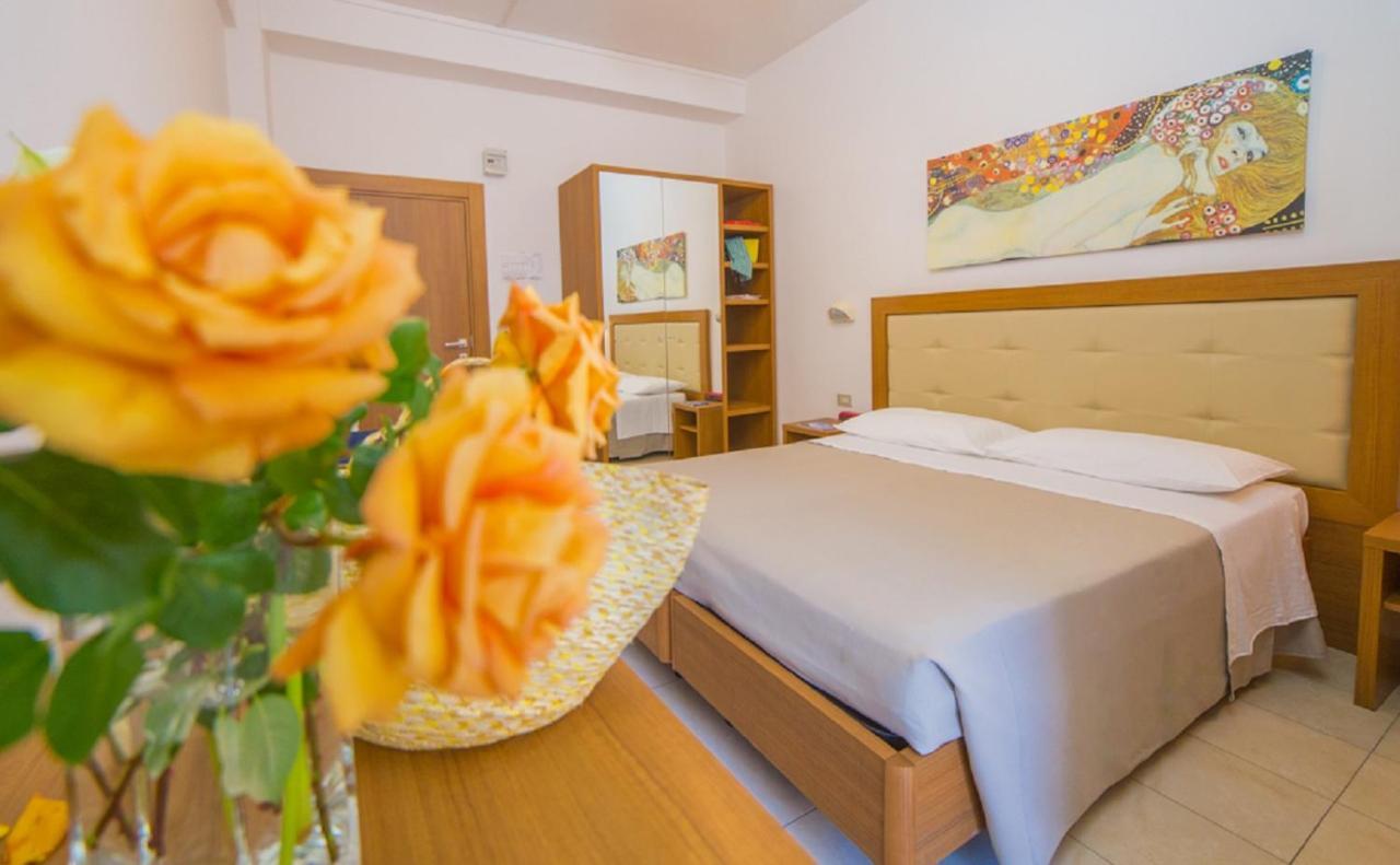 Mediterraneo Hotel & Suites Cattolica Kültér fotó