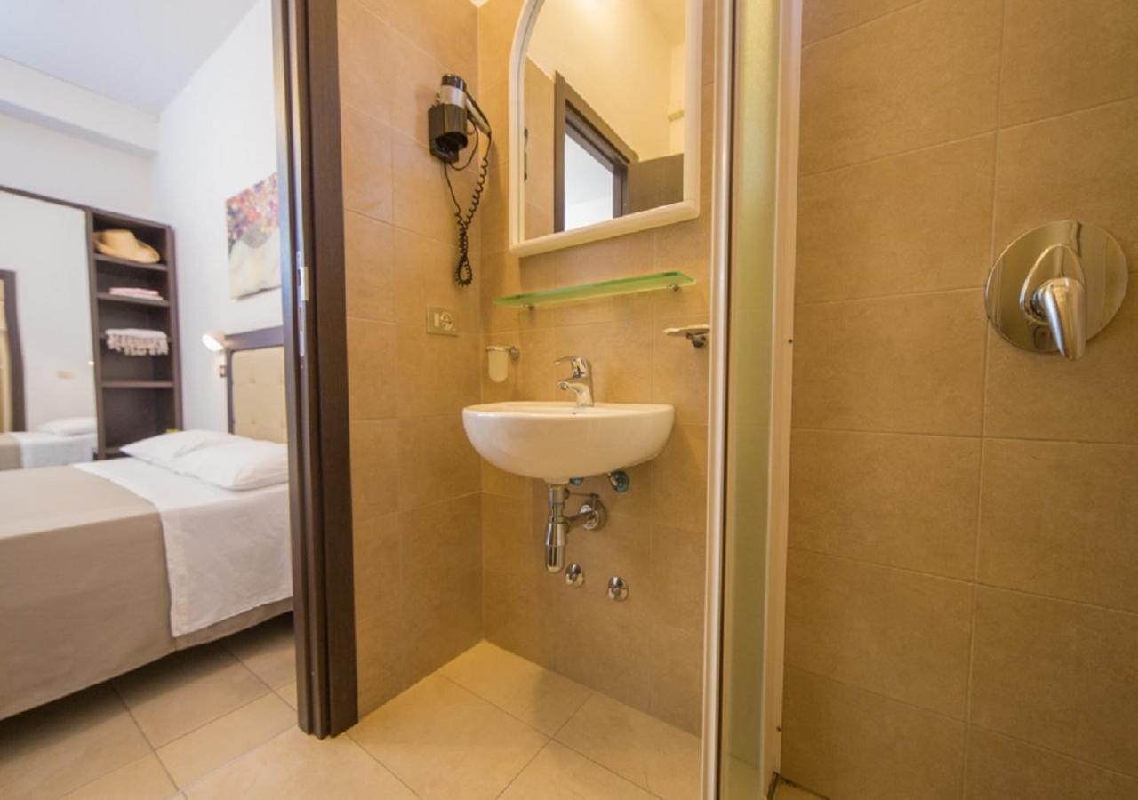 Mediterraneo Hotel & Suites Cattolica Kültér fotó